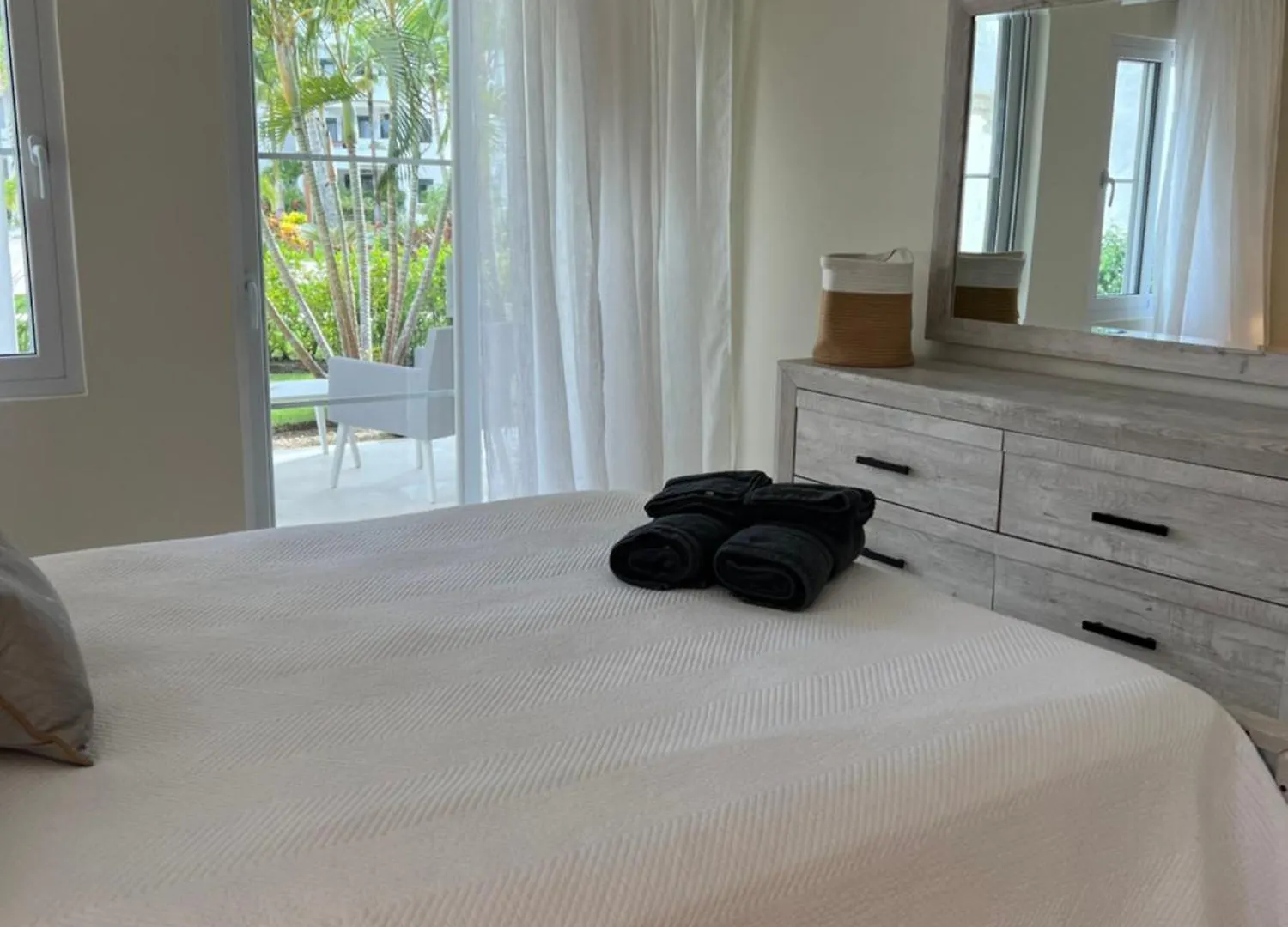 דירה פונטה קאנה Fully Renovated Beachfront 1Br Condo In The Gated Stanza Mare Community With A Private Beach, Pool, Onsite Restaurant And Modern Amenities Such As Refrigerator, Dishwasher, Filtered Water, Microwave, Bbq, Washer Dryer, Bamboo Linens, Free Wi-Fi